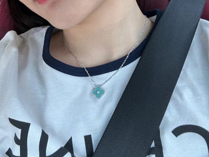 [NOVO]クローバー 1ダイヤモンド ライトブルー シルバーネックレス