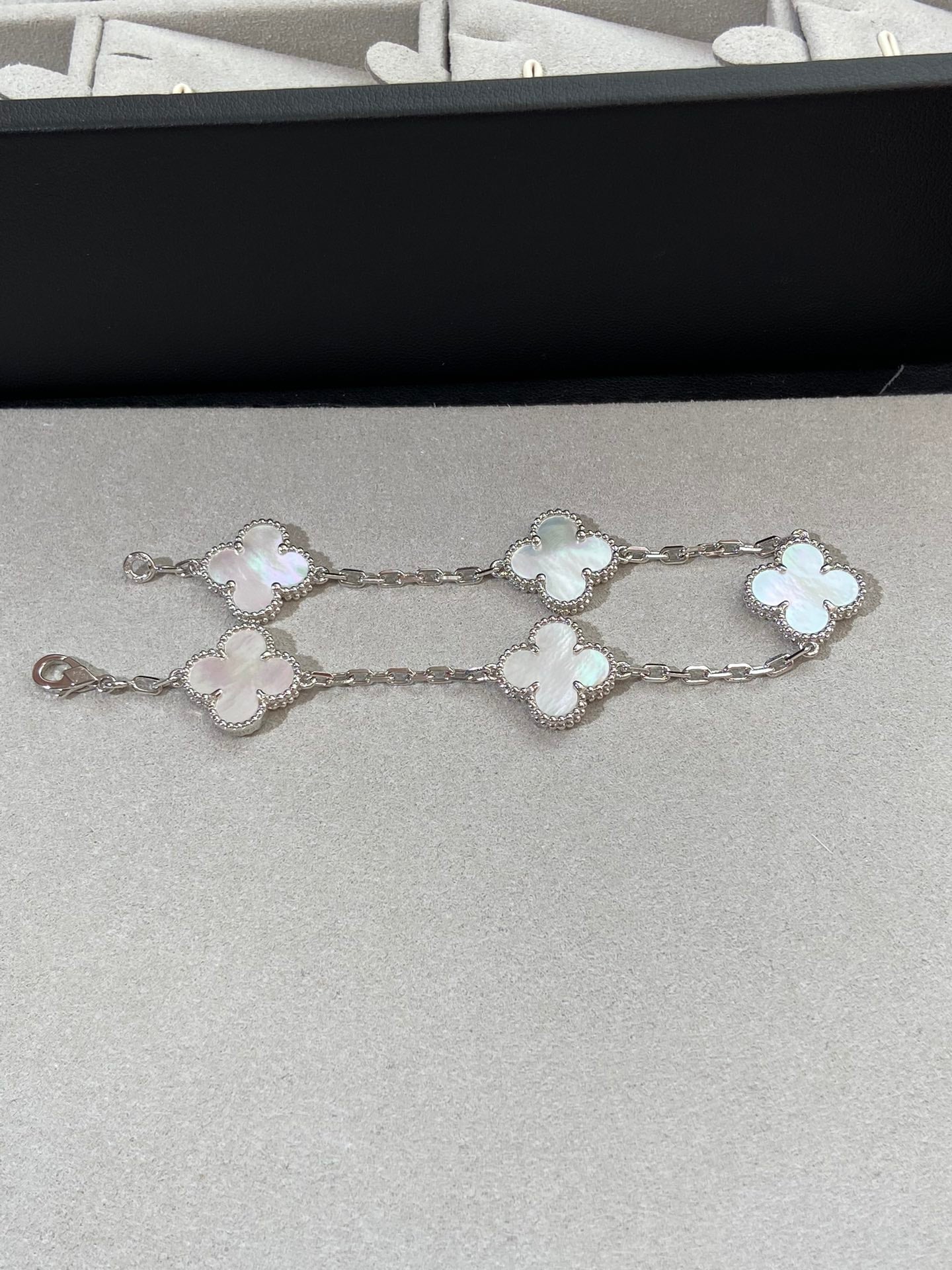 [GALE]CLOVER WHITE PEARL MOP 5 MOTIF BRACELET COLLECTION