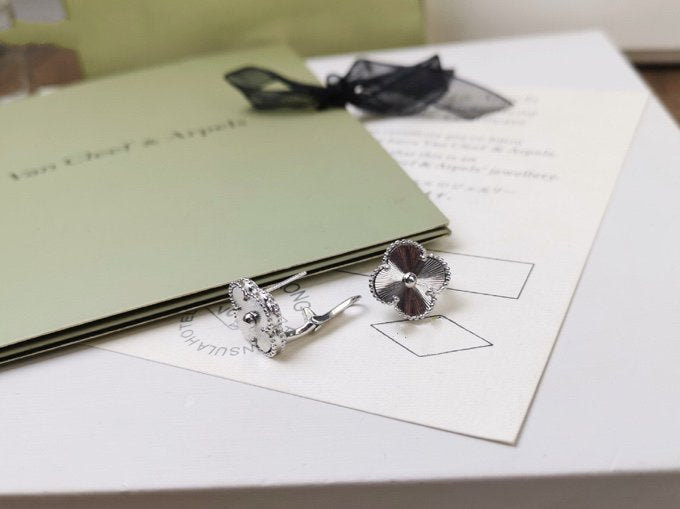[GALE]CLOVER MEDIUM STUD EARRINGS