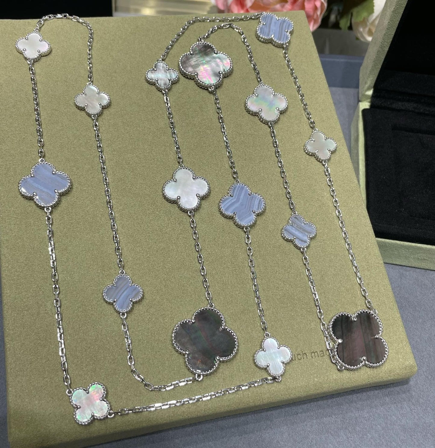[NOVO]クローバー 16モチーフ カルセドニー モップ シルバーネックレス