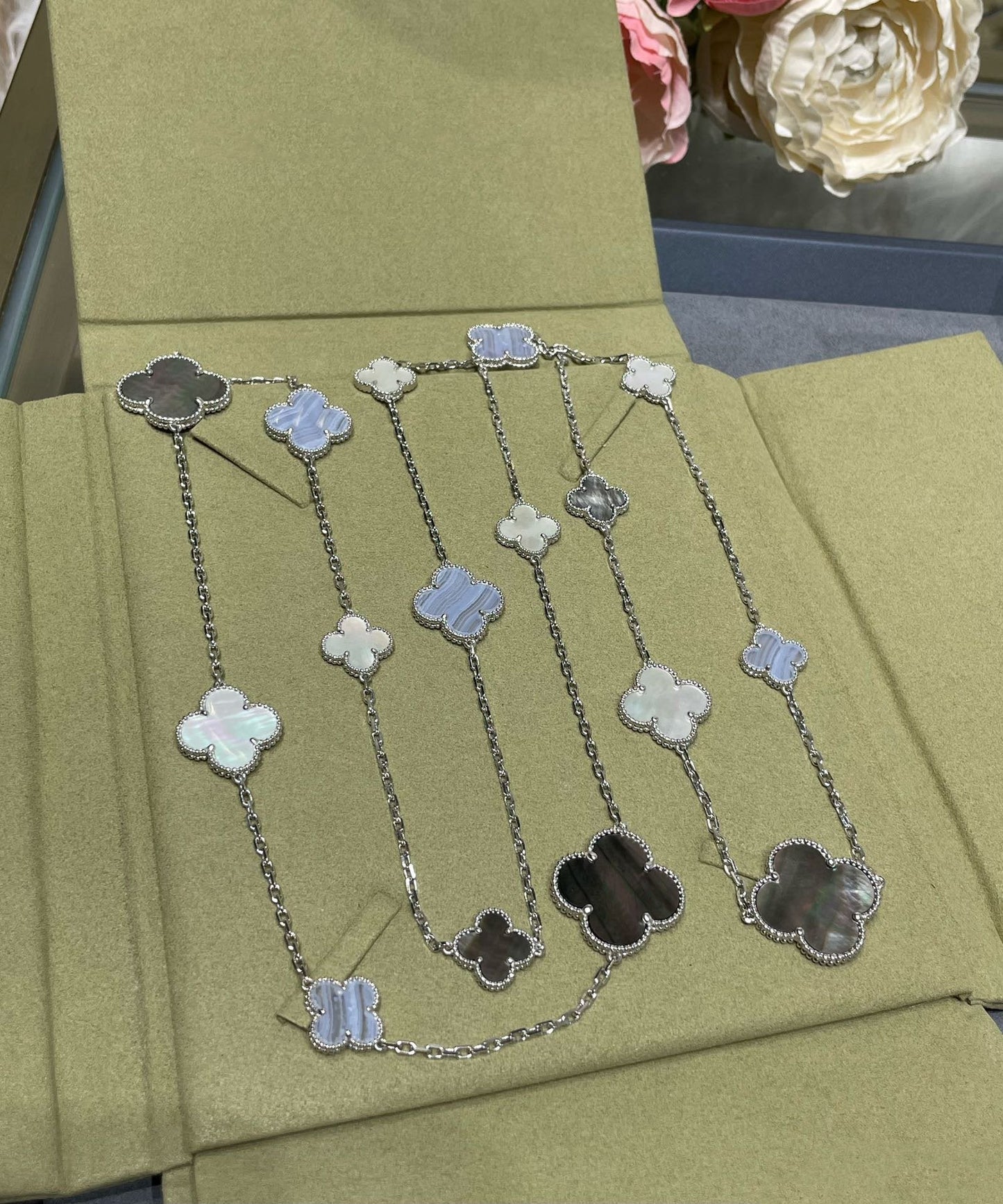 [NOVO]クローバー 16モチーフ カルセドニー モップ シルバーネックレス