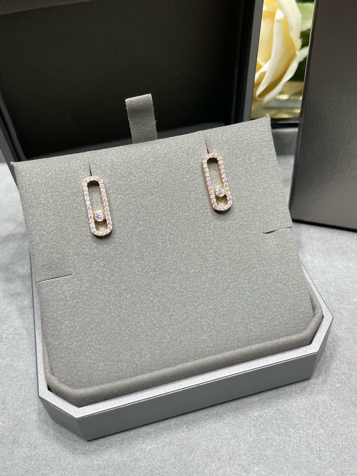 [GALE]MOVE UNO STUD DIAMOND PAVED EARRINGS