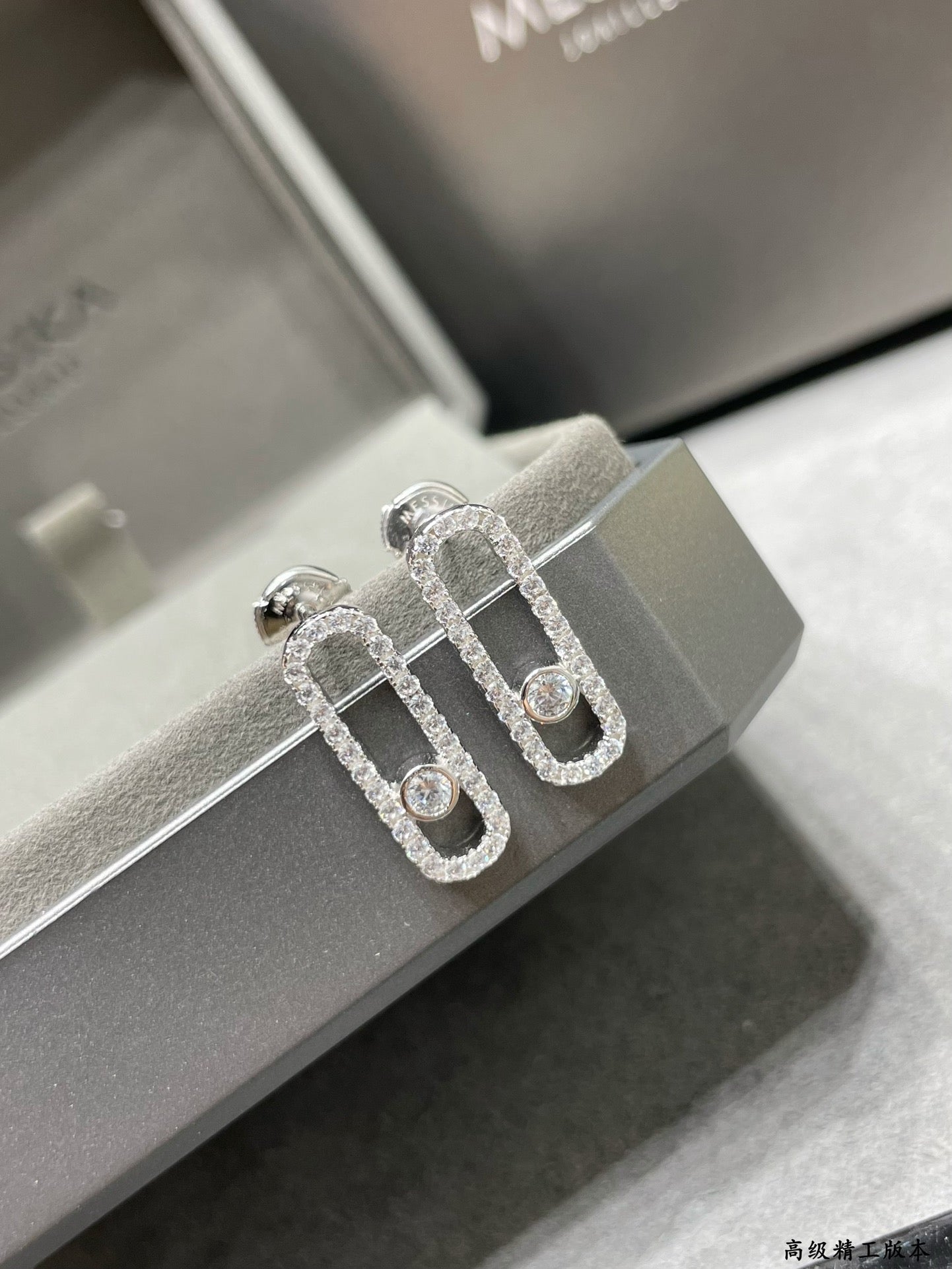 [GALE]MOVE UNO STUD DIAMOND PAVED EARRINGS