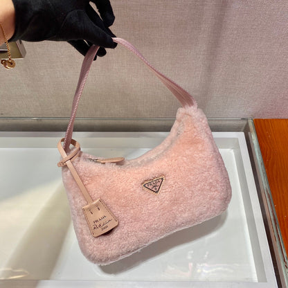 HOBO BAG 23 IN LIGHT PINK SHEARLING