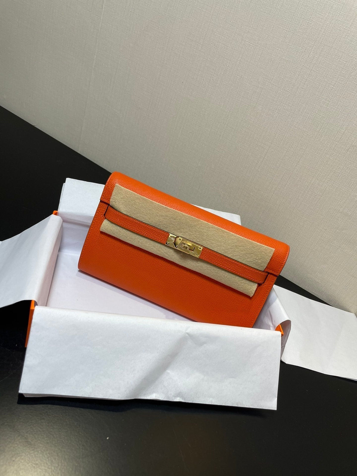 kelly to go wallet 20.5 orange epsom gold hardware