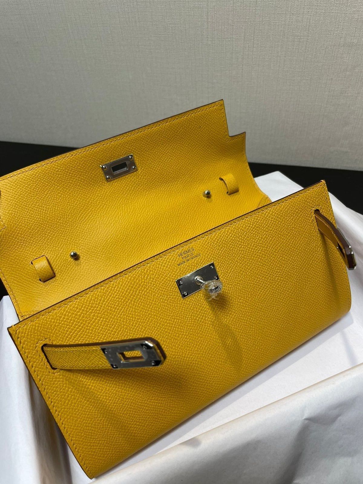 kelly to go wallet 20.5 yellow epsom silver hardware