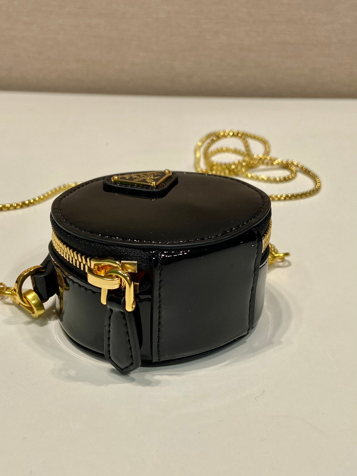 MINI ROUND BAG 8 IN BLACK GLOSSY CALFSKIN GOLD HARDWARE