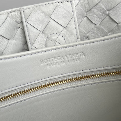 bv medium andiamo 32 light green lambskin