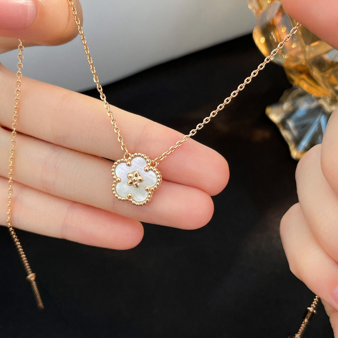 [NOVO]ラッキーホワイトモッププラムブロッサムネックレス