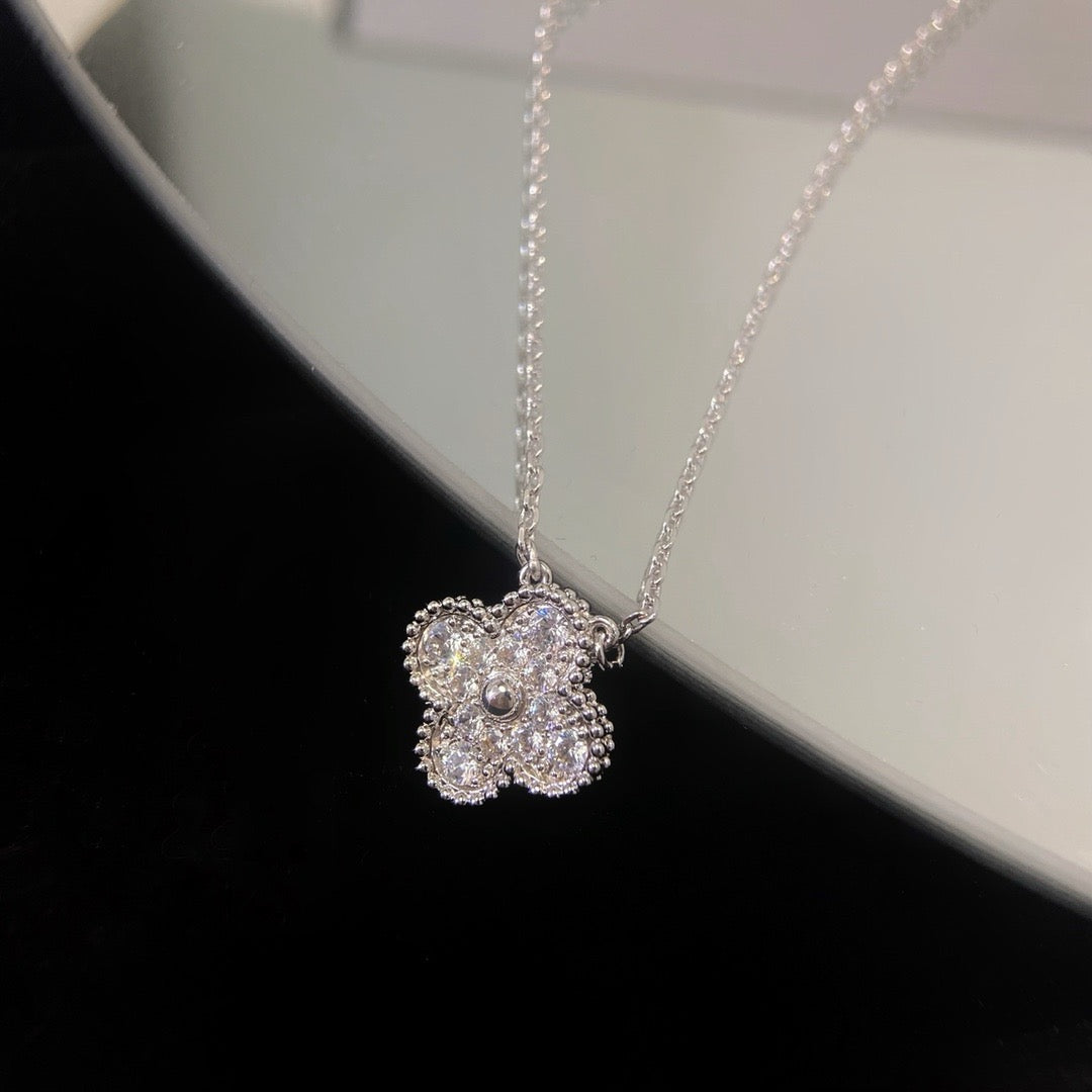 [NOVO]クローバー 15mm ダイヤモンド シングルフラワーネックレス