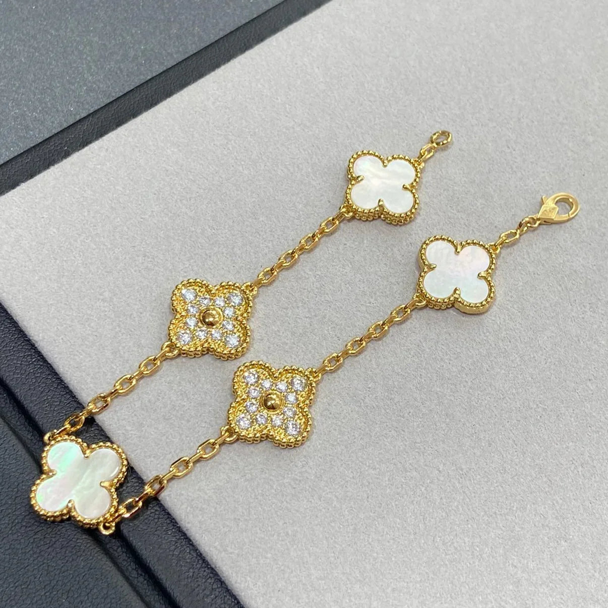 [GALE]CLOVER WHITE PEARL MOP 5 MOTIF BRACELET COLLECTION