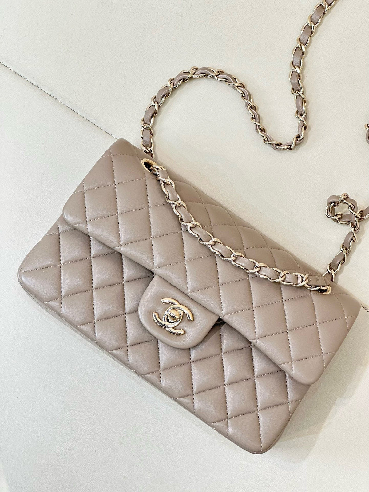 FLAP BAG 23CM BEIGE LAMBSKIN LIGHT GOLD HARDWARE