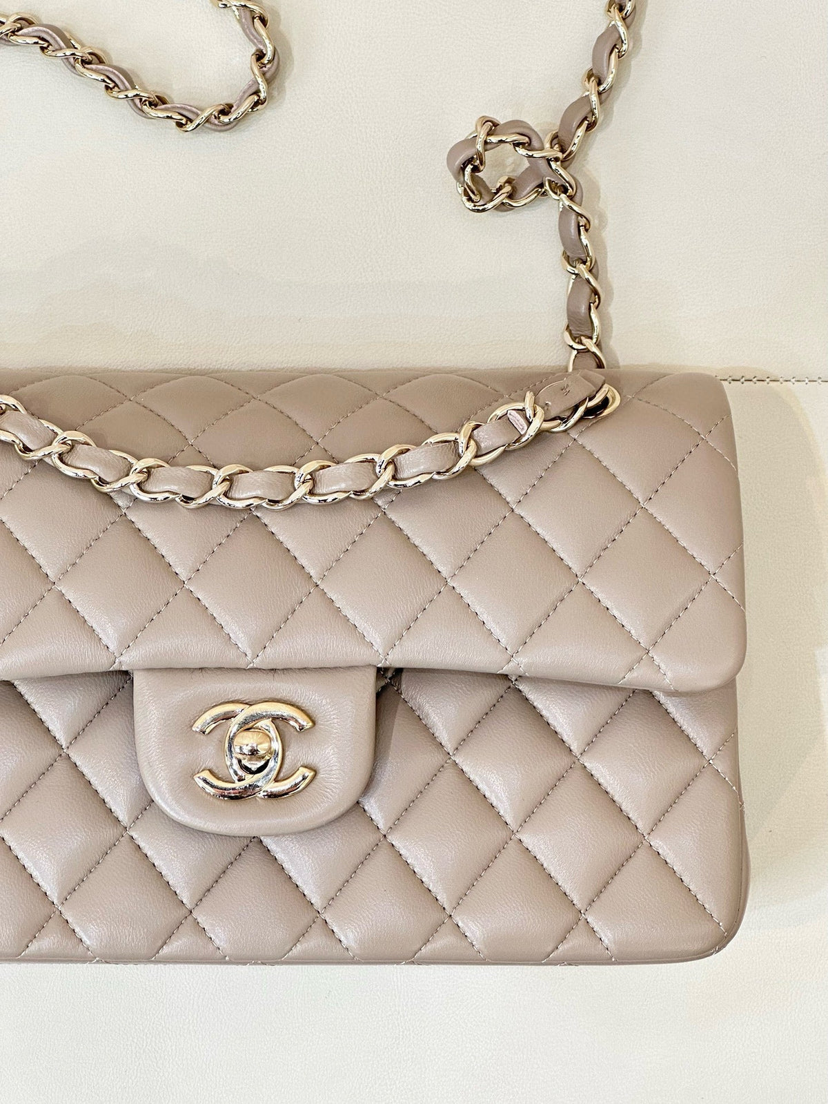 FLAP BAG 23CM BEIGE LAMBSKIN LIGHT GOLD HARDWARE