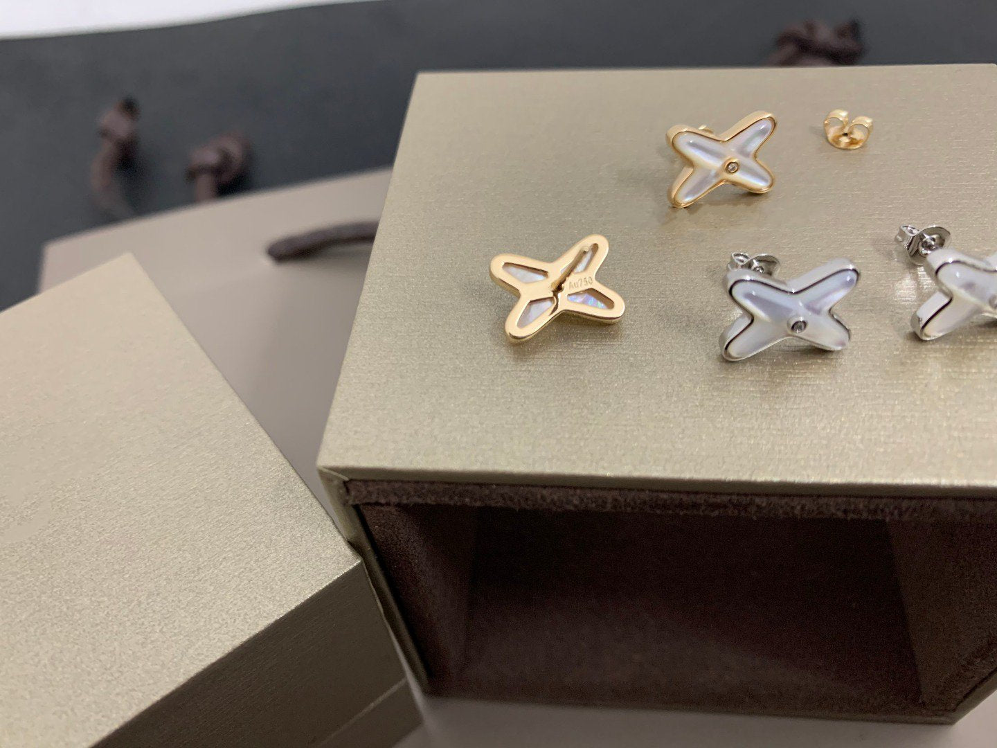 [GALE]JEUX DE WHITE MOP SILVER DIAMOND EARRINGS