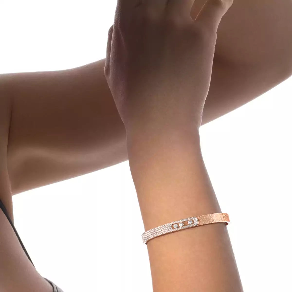 [GALE]Move Noa Ciselé half pavé bangle